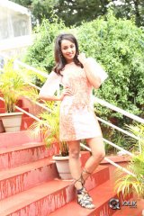 Tejaswi Madivada Interview About Rojulu Marayi